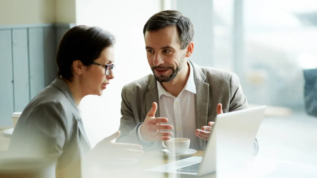 Une équipe souriante travaillant avec des clients, représentant la satisfaction client et la relation client positive.